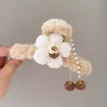 Pince à cheveux en peluche kaki avec fleurs à franges et perles de nacre pour femmes - Fleur Crème Pince Café