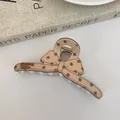 Pinza para el pelo beige con lazo y lunares marrones sobre un fondo de libro antiguo - Café Claro Mota Pinza de Lazo
