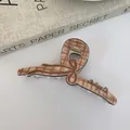 Pinza para el pelo a cuadros marrones con diseño de lazo sobre un fondo blanco limpio - Café Claro Cuadros Pinza de Lazo