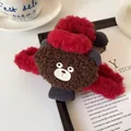 Pluche haarklem met bruine beer en rood fleece voor een elegante winterse look - Rode Beer Stijl