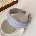 Serre-tête rembourré en velours lavande à texture côtelée sur une tasse - Serre-tête Large / Zircon Bleu Clair