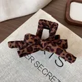Haarklem met luipaardprint en strik van bruine stof voor elegante kapsels van dames - Luipaardprint