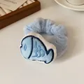 Hellblaues Plüsch-Scrunchie mit süßer 3D-Fisch-Dekoration für Winterfrisuren - Blauer Fisch Plüsch Haargummi