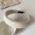 Serre-tête élégant en tweed crème avec design large rembourré et étiquette fait main - Blanc Cassé
