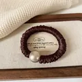 Coletero plisado de satén marrón oscuro con adorno de perla grande para mujer - Coletero de Perlas Café Oscuro