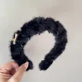 Cerchietto in peluche nero con denti antiscivolo ed elegante fibbia decorativa in metallo - Nero