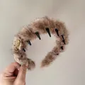 Cerchietto in peluche marrone leopardato con denti antiscivolo e logo dorato - caffè