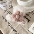 Witte pluche haarklem met oudroze gehaakte bloem in een zachte winterstijl voor dames - Wit