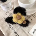 Pluche zwarte haarklem met gele gebreide bloem en decoratief knoopdetail erop - Zwart
