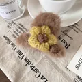Bruine haarklem van imitatiebont met gele gebreide bloem voor chique kapsels - Khaki