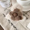 Bruine gebreide bloem haarklem met zacht beige imitatiebont voor de herfst/winter - Broken Wit