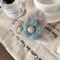 Grijze pluche haarklem met een blauw gebreide bloem en beige balversieringen - Lichtgrijs