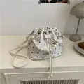 Witte bucket bag met zwarte strikjes en parelhandvat voor een zoete elegante stijl - Witte Strik