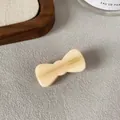 Pinza de pelo con lazo beige crema en acetato mate con letras doradas de France - Blanco Roto