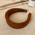 Cerchietto in peluche marrone caramello con paillettes dorate ed etichetta artigianale - Marrone