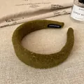 Cerchietto in velluto verde oliva con paillettes e etichetta handmade per capelli - Verde