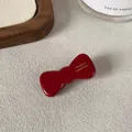 Pinza para el pelo con lazo rojo vino hecha a mano con grabado dorado en resina - Burdeos