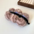 Roze pluche banaan haarclip met zacht imitatiebont en zwarte antislip tanden voor grip - Roze en Bruine Pluche Bananen Clip