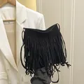 Schwarze Umhängetasche mit langen Fransen und mattem Wildleder-Finish für den Herbst - Schwarz