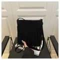 Dettaglio della borsa con frange in pelle scamosciata nera con texture opaca e frange - Nero