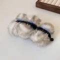 Pluche banaan haarklem met lichtbruine bontpompons en zwarte basis voor vrouwen - Grijs en Witte Pluche Bananen Clip