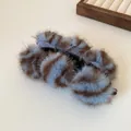 Bruine en grijs-blauwe pluche banaan haarklem met zachte textuur van imitatiebont - Blauw en Bruine Pluche Bananen Clip