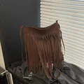 Dunkelbraune Wildleder-Umhängetasche mit langen Fransen im lässigen Boho-Stil - Braun