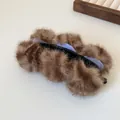Banaanklem met donkerbruine pluche ballen voor een volle haarlook in de winter - Bruine Pluche Bananen Clip