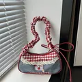 Retro Denim Tote Bag mit rot-weißen Karogriffen und floralen Spitze-Details - Stil 2 (Vintage Denim Spleißen Unterarmtasche)