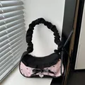 Rosa-schwarze Plissee-Tasche mit Schleifen und Herzanhänger auf dem Fensterbrett - Stil 3 (Rosa Schwarz Schleife Kontrast Unterarmtasche)
