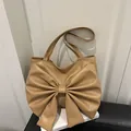 Sac fourre-tout kaki avec grand nœud décoratif et finition en cuir mat élégant - Kaki