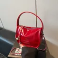 Borsa a tracolla rossa lucida retrò con catena d'argento e ciondolo a teschio - Rosso