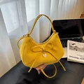 Gelbe Cord-Halbmondtasche mit dekorativer Schleife und herzförmigem Gold-Anhänger - Gelb