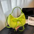 Grüne Wildleder-Hobo-Tasche mit Herzanhänger und Schleife im Halbmond-Design - Grün