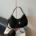 Schwarze Halbmond-Tasche aus Wildlederimitat mit Lederschleife und Herz-Anhänger - Schwarz