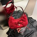 Rote Shopper-Tasche aus Wildleder mit großer Schleife und Herz-Anhänger im Spiegel - Rot