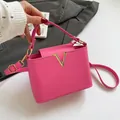 Sac à main rose vif en similicuir avec texture serpent et logo V en métal doré - Rose foncé