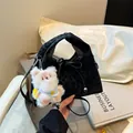 Borsa a tracolla chic leopardata nera con trama in velluto e ciondolo a orsetto - Nero con Ciondolo in Peluche