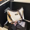 Beige Canvas-Achseltasche mit dunkelbraunem Lederbesatz und Perlenanhänger - Ohne Anhänger / Gebrochenes Weiß / Groß