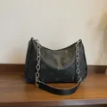 Borsa a spalla in PU nero con stampe di coniglio e tracolla a catena d'argento - Nero