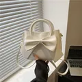 Elegante crèmekleurige emmertas met grote strik en afneembare schouderriem - Wit