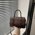 Sac messager en cuir marron foncé avec empiècements texturés et boucle métallique - Café Foncé