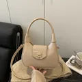 Bolso medialuna de charol albaricoque chic con cierre dorado y correa para el hombro - Caqui