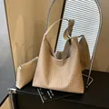 Modische beige geflochtene Hobo-Tragetasche mit passender Innentasche für Damen - Tote Bag Und Pouch (Khaki) / Khaki