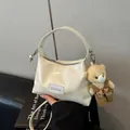 Sac à main blanc crème brillant avec pendentif ours en peluche et bandoulière réglable - Sac Unique / Blanc