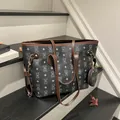 Schwarze Moony Bear Einkaufstasche mit braunen Trägern und passender runder Münztasche - Schwarz