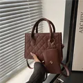 Ensemble sac bandoulière matelassé marron foncé avec porte-monnaie et détails dorés - Marron