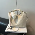 Cremeweiße geflochtene Lederhandtasche mit Katzenanhänger und verstellbarem Gurt - Mit Anhänger / Weiß