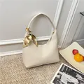 Borsa tote in pelle martellata bianco crema con foulard in seta e catena dorata - Bianco Sporco
