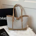 Bolso tote minimalista de lona crema con ribetes y asas de cuero marrón elegante - Caqui